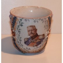 Hindenburg na fialovém hrnečku s rostlinným motivem