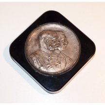 Stříbrná plaketa s císařskými portréty