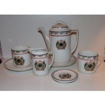 Sada hrnečků s konvicí a Wilhelmův kříž na předmětech