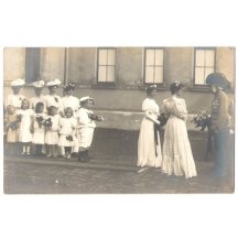 Franz Josef v rozhovoru se ženami při uvítacím ceremoniálu