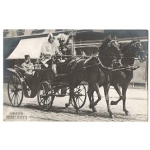 Franz Josef projíždí ulicí