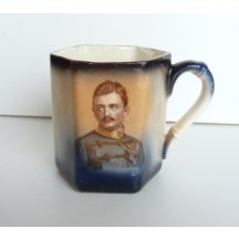 Mladý uniformovaný císař Karel na modrém hrnečku