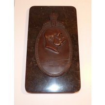 Bronzová plaketa s císařem a s korunou