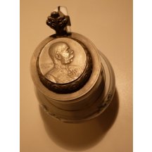 Bílý korbel se zlatými pruhy a s portrétem Franz Josefa na uzávěru