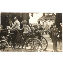 Císař František Josef nastupuje do svého kočáru