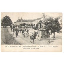 Skupina vojáků, v čele s Franz Josefem, jedoucí po náměstí