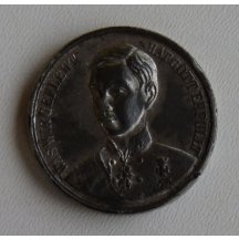 Mladý císař František Josef v uniformě na stříbrné medaili