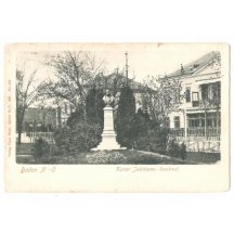 Busta Františka Josefa na podstavci